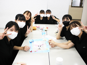 １年生、飾りのリボンを手作り！